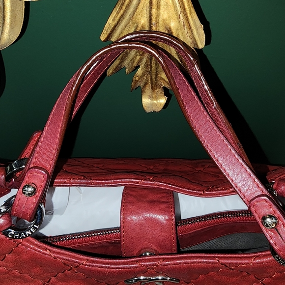 CHANEL QUILTED IREDESCENT RED CALFSKIN TOTE - Picture 3 of 17